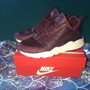 Nike Huarache Maroon/Bugundy/White women’s size 9